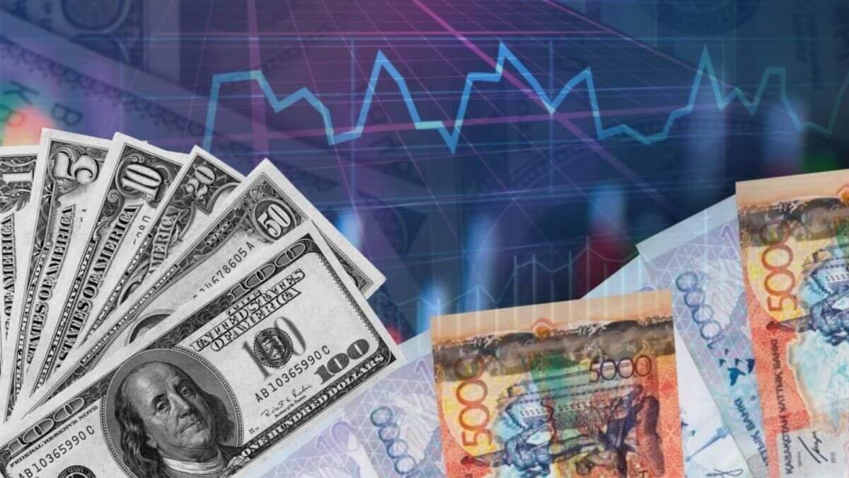 Курсы валют в Казахстане: доллар снова давит на тенге