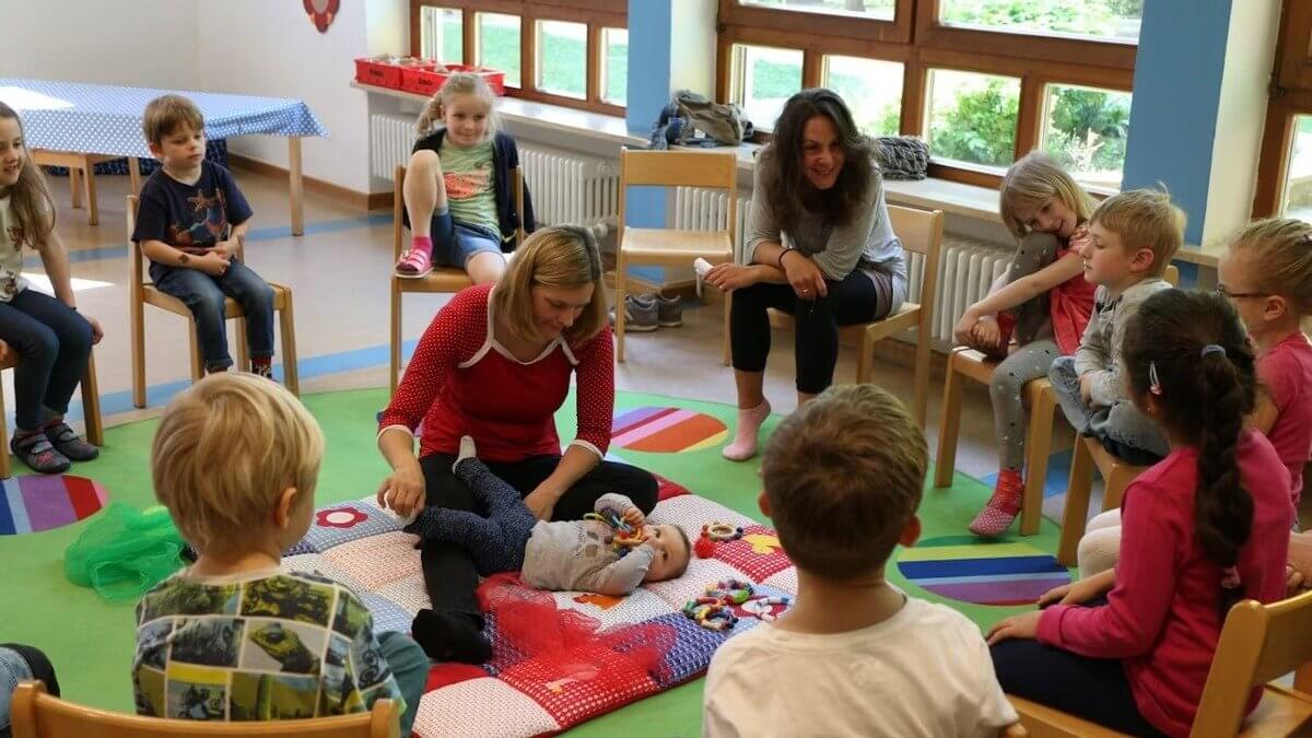 В немецкой школе появился урок с младенцем