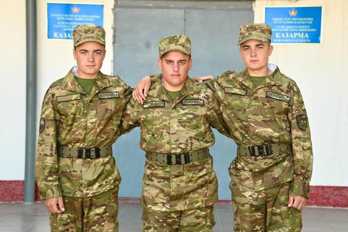 Сразу трое братьев служат в одной части в Казахстане