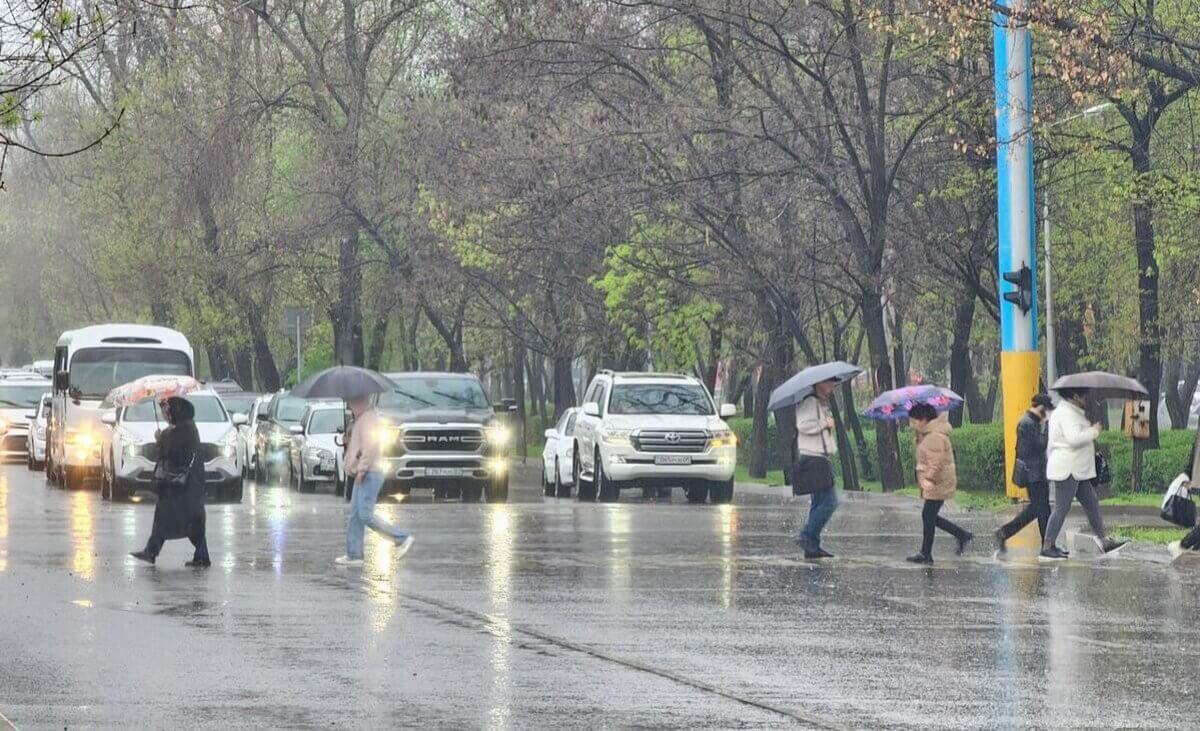 Алматы сначала зальет дождями, а затем потеплеет до +29