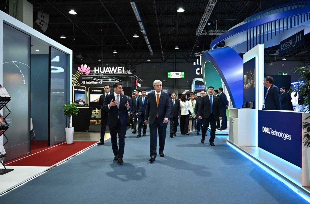 Президент посетил выставку GITEX AI Central Asia & Caucasus