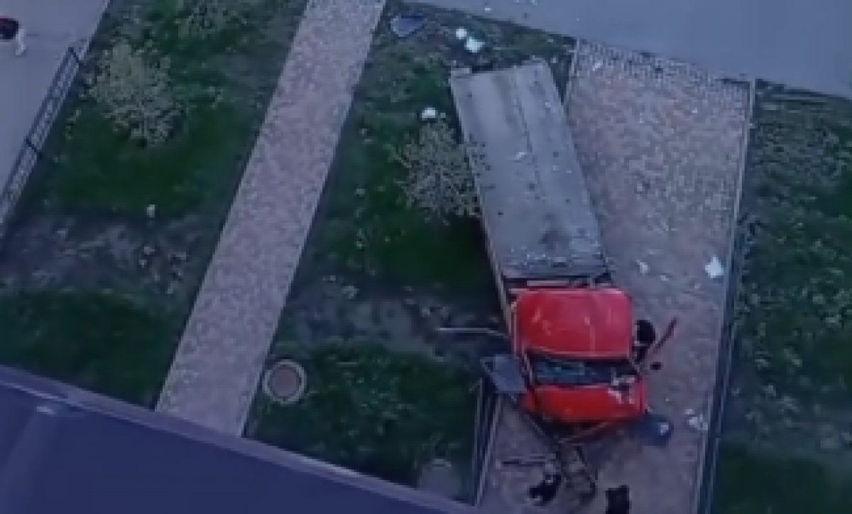 Эвакуатор снес автобусную остановку в Астане: момент ДТП попал на видео