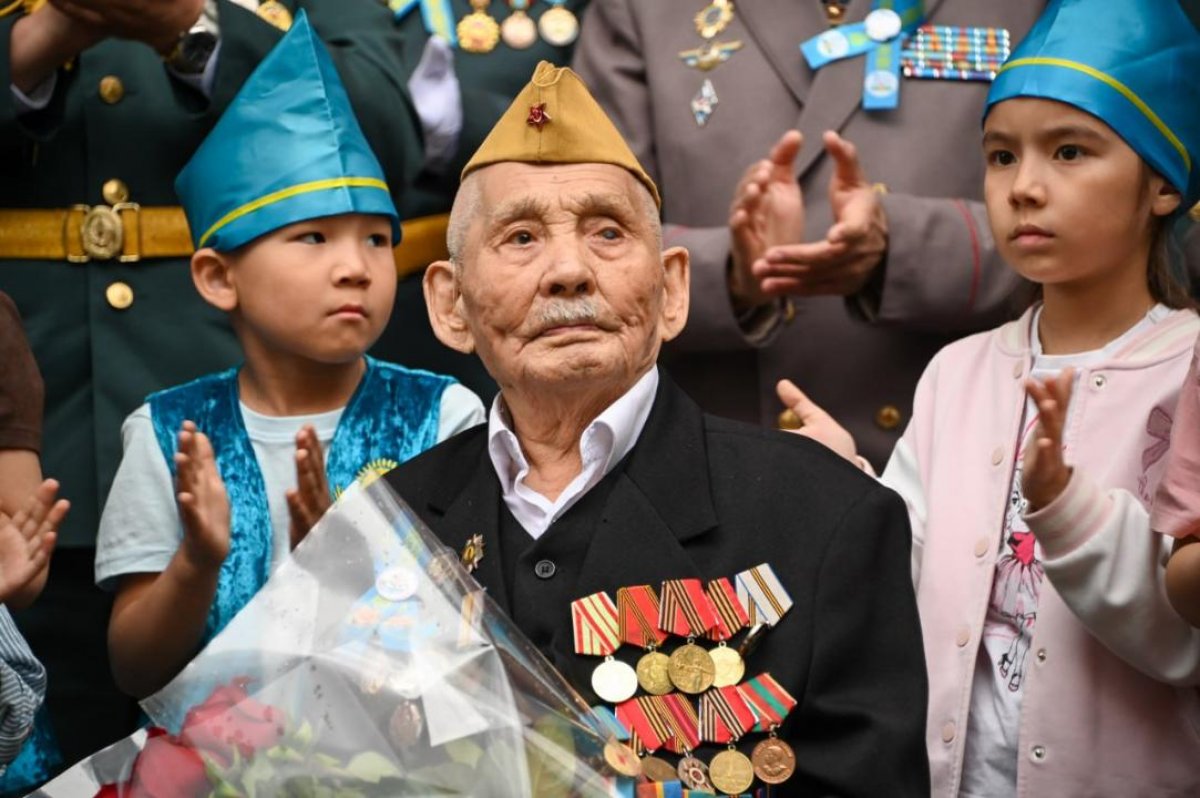 Военные Казахстана устроили парад для 101-летнего ветерана в Астане
