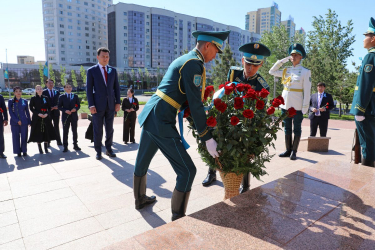 Ерлан Карин возложил цветы к памятнику Бауыржану Момышулы