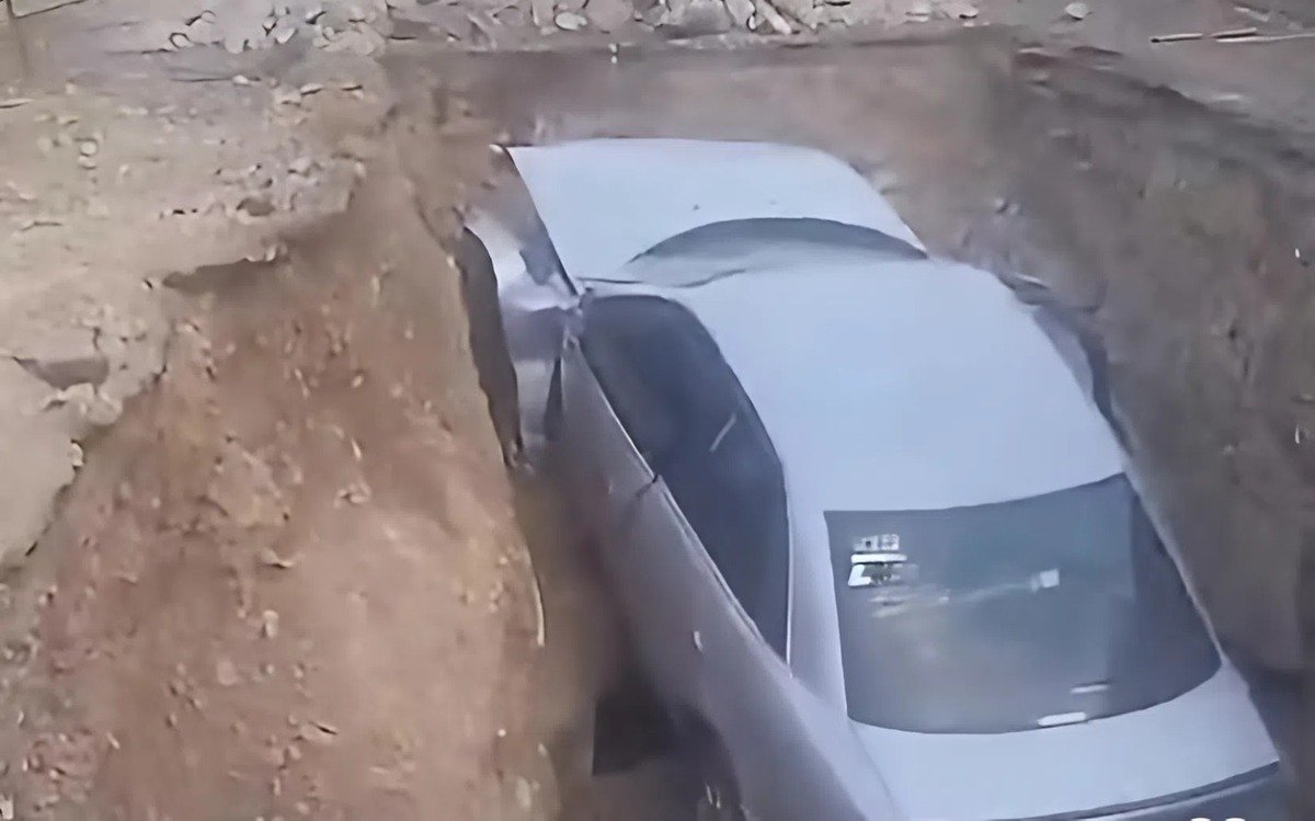 Автомобиль слетел в котлован в Талдыкоргане: водитель исчез