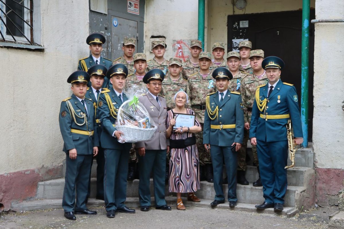 Столичные гвардейцы поздравили тружеников тыла с Днем Победы