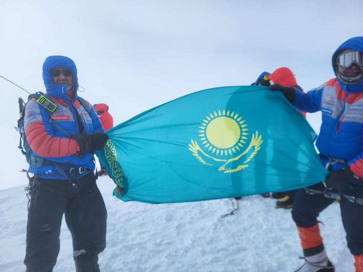 Флаг Казахстана и знамя AMANAT подняли на вершину в Гималаях