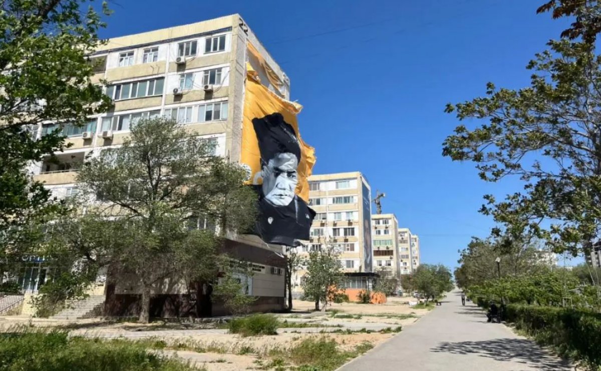 Сильный ветер сорвал баннер с жилого дома в Актау