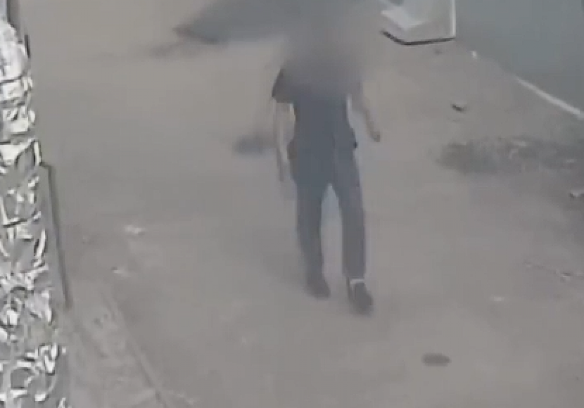 67-летнюю женщину ограбили у банка в Караганде (ВИДЕО)