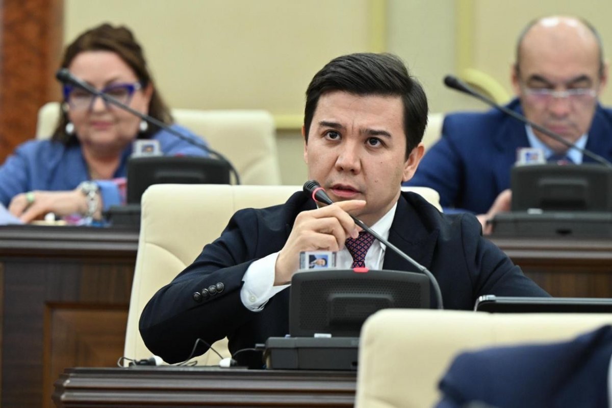 Спят по двое на кровати: депутаты AMANAT потребовали навести порядок в сфере детского досуга