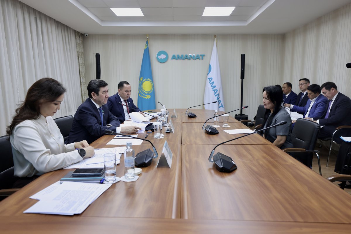 Председатель партии AMANAT выслушал обращения жителей