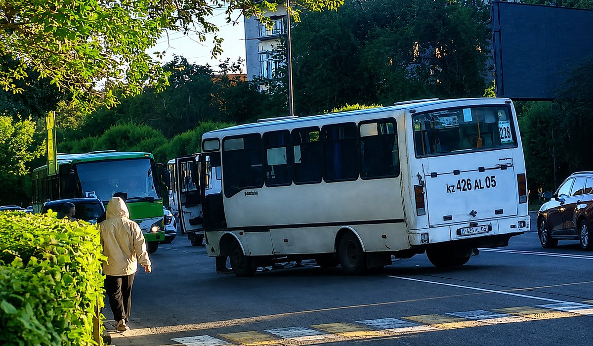 Женщина погибла под колесами автобуса в Талдыкоргане