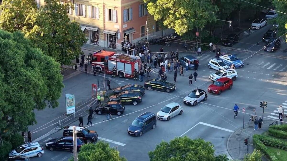 В Италии водитель въехал в толпу и попытался скрыться