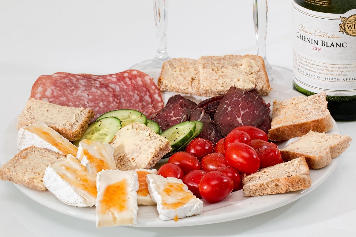 Врач объяснила, почему мясо без овощей "гниет" в кишечнике