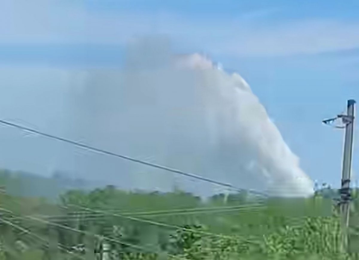 Фонтан до уровня 4-этажного дома: мощный прорыв трубы попал на видео в Карагандинской области