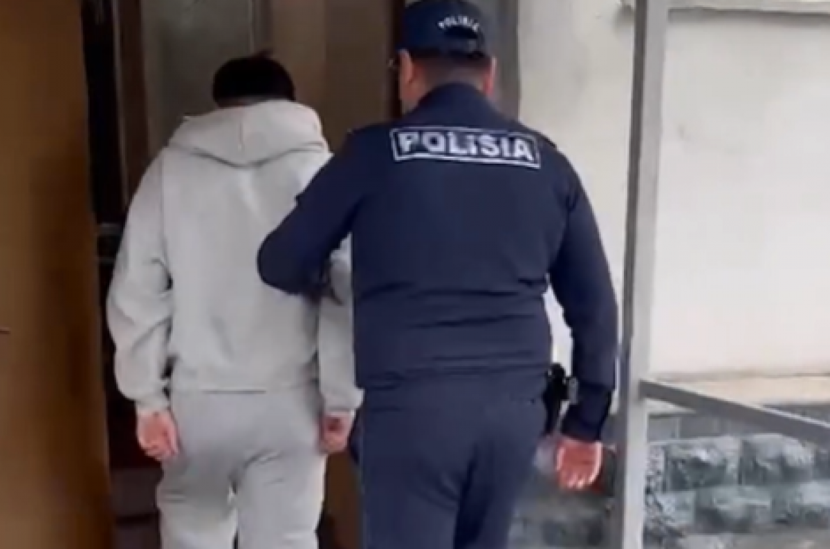 Скандальное выступление в алматинском клубе обернулось штрафом для певца Кисло-Сладкого