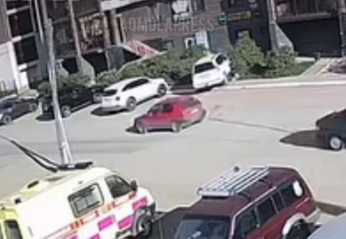 Автомобиль снес ребенка на тротуаре в Кокшетау (ВИДЕО)