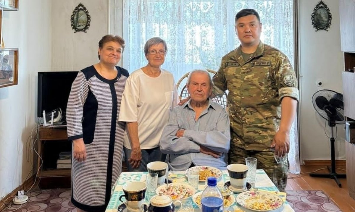 Гвардейцы поздравили труженика тыла с 93-летием в Петропавловске