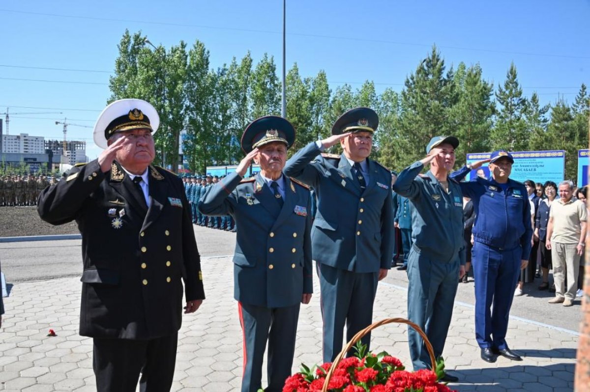 Казахстанские военнослужащие почтили память первого министра обороны