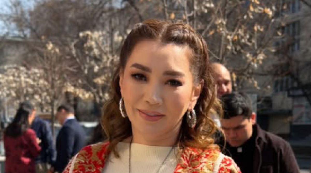"Это ужасно" – Айгуль Мукей раскритиковала тренд на огромные букеты выпускницам