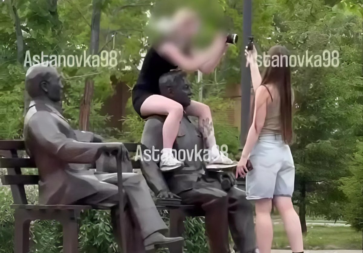 В Астане девушка залезла на памятник Майлину: дело дошло до суда