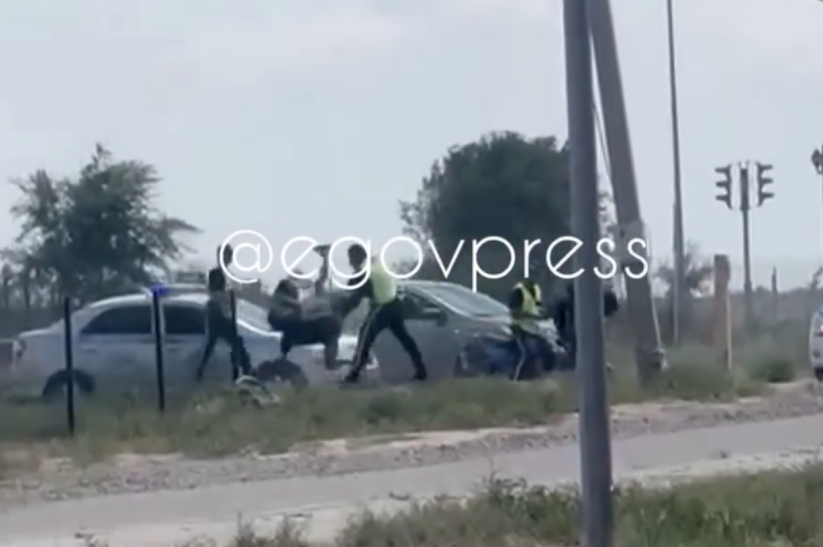 Полицейский сбил с ног мопедиста в Туркестане (ВИДЕО)