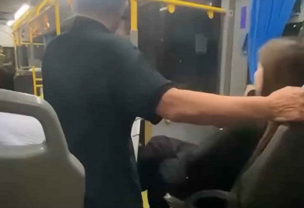 "Давай поцелуемся": алматинец приставал к девушкам в автобусе