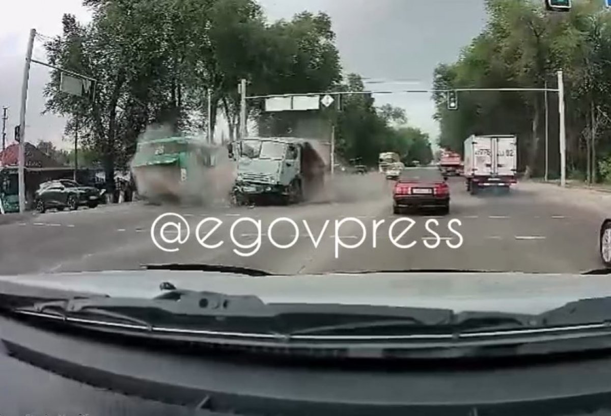 Грузовик снес автобус в Алматинской области (ВИДЕО)