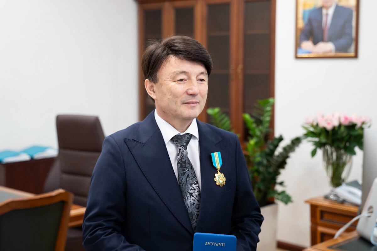 Отца Димаша Кудайбергена наградили орденом "Парасат"