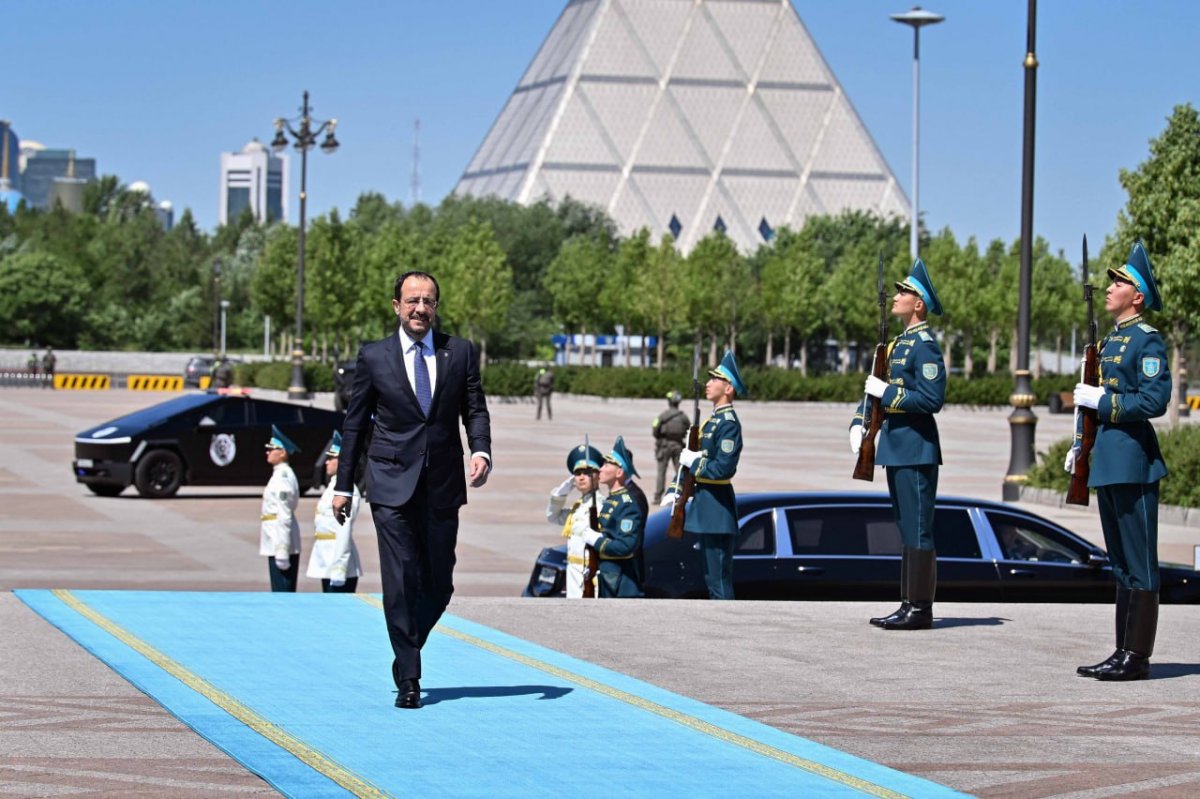 Президента Кипра торжественно встретили в Астане