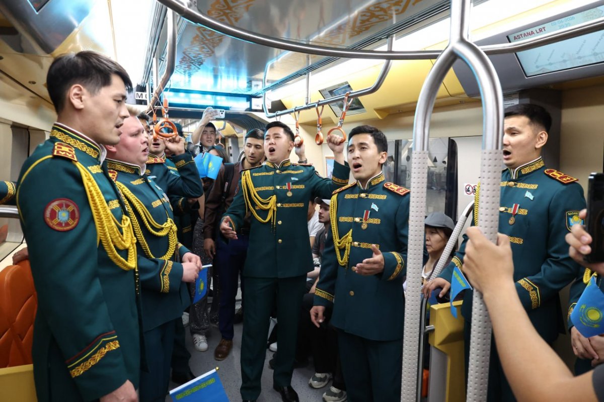 Гвардейцы исполнили гимн Казахстана для пассажиров LRT (ВИДЕО)