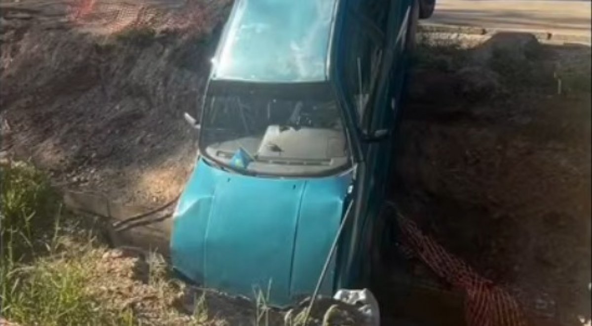 Автомобиль провалился в траншею в Степногорске: в акимате назвали причину (ВИДЕО)
