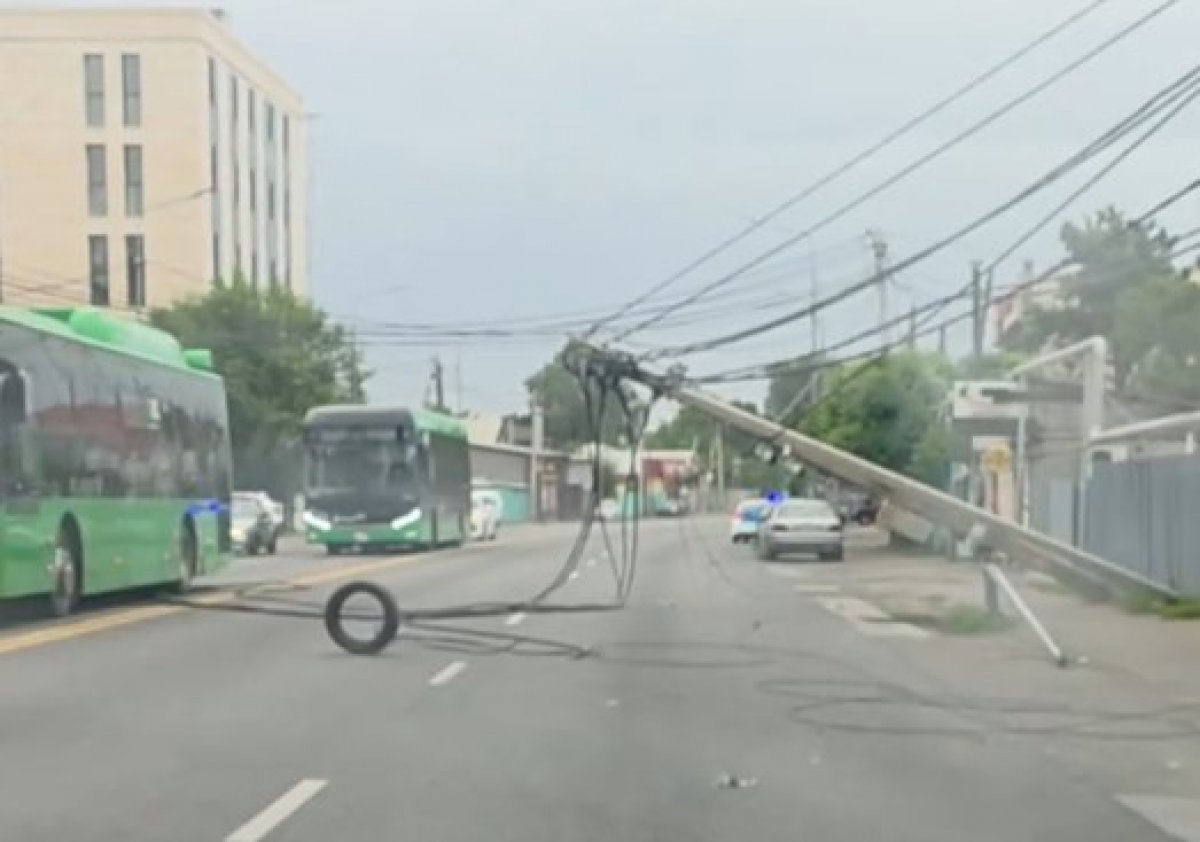 В Алматы упал столб: коммунальные службы устраняют последствия (ВИДЕО)