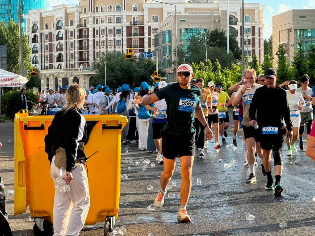 Бегали и собирали мусор: участники Astana Half Marathon поддержали "Таза Қазақстан"