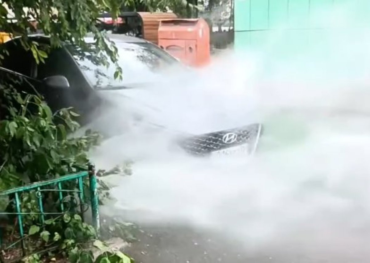 В Астане пробило трубу: поток воды хлынул на дорогу и автомобили (ВИДЕО)