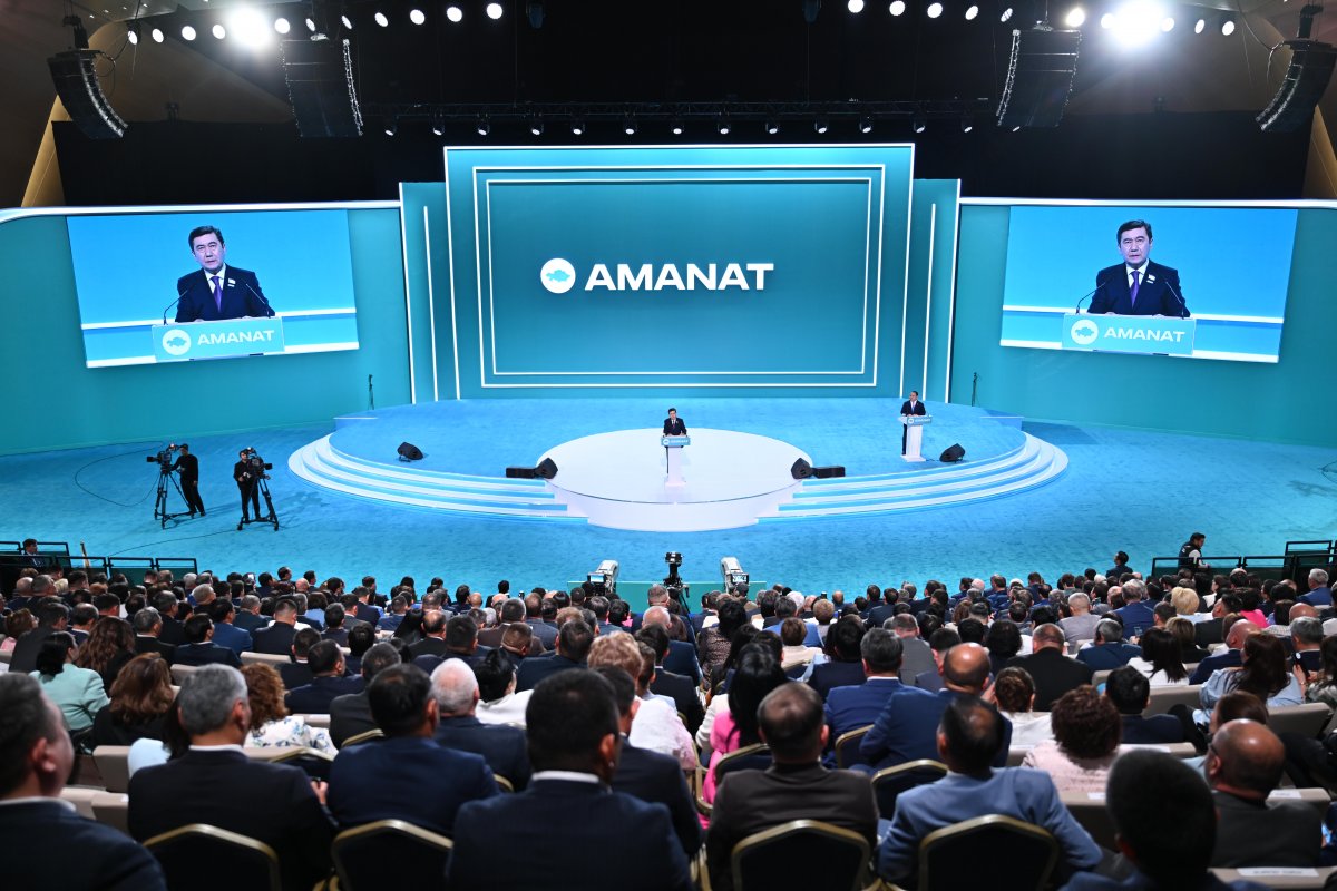 Усиление пропрезидентских сил: съезд AMANAT поддержал присоединение к "Әділет"