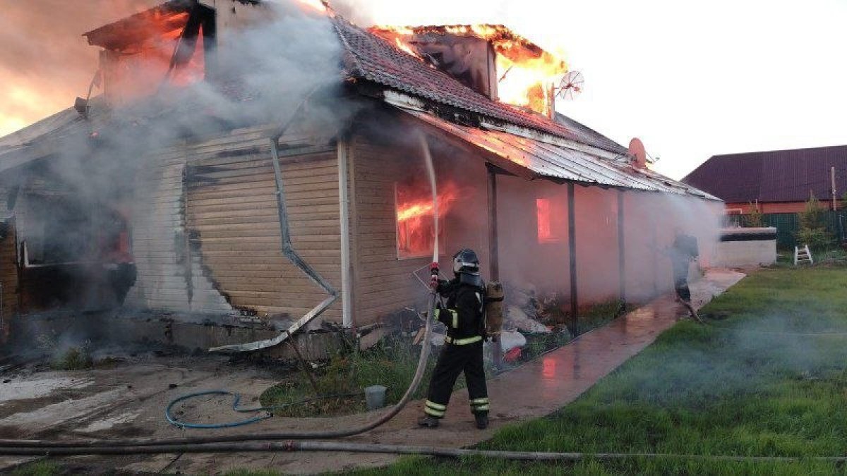 Три газовых баллона вынесли из горящего частного дома в Кокшетау