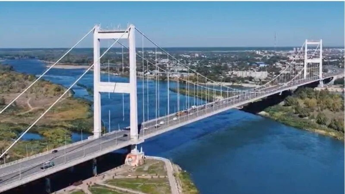 Мужчина упал с подвесного моста в Семее