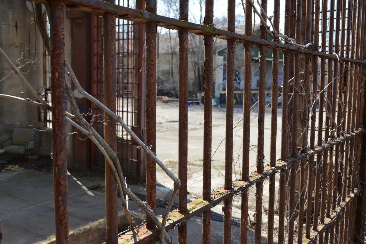 Осужденные вымогали деньги и избивали сокамерников в Алматинской области