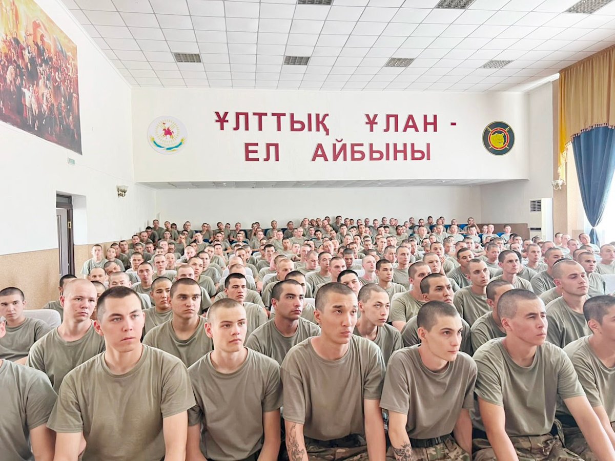Ветеран провел урок мужества для молодых воинов