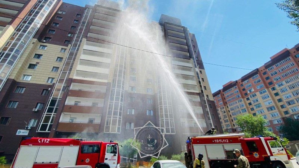 13-этажный жилой дом горит в Астане