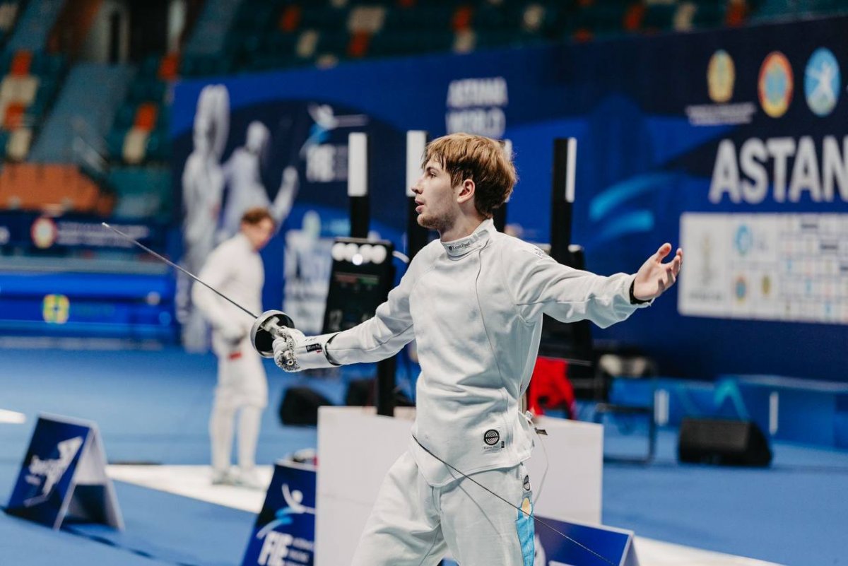 19-летний казахстанец победил олимпийского чемпиона по фехтованию на ЧА в Дели