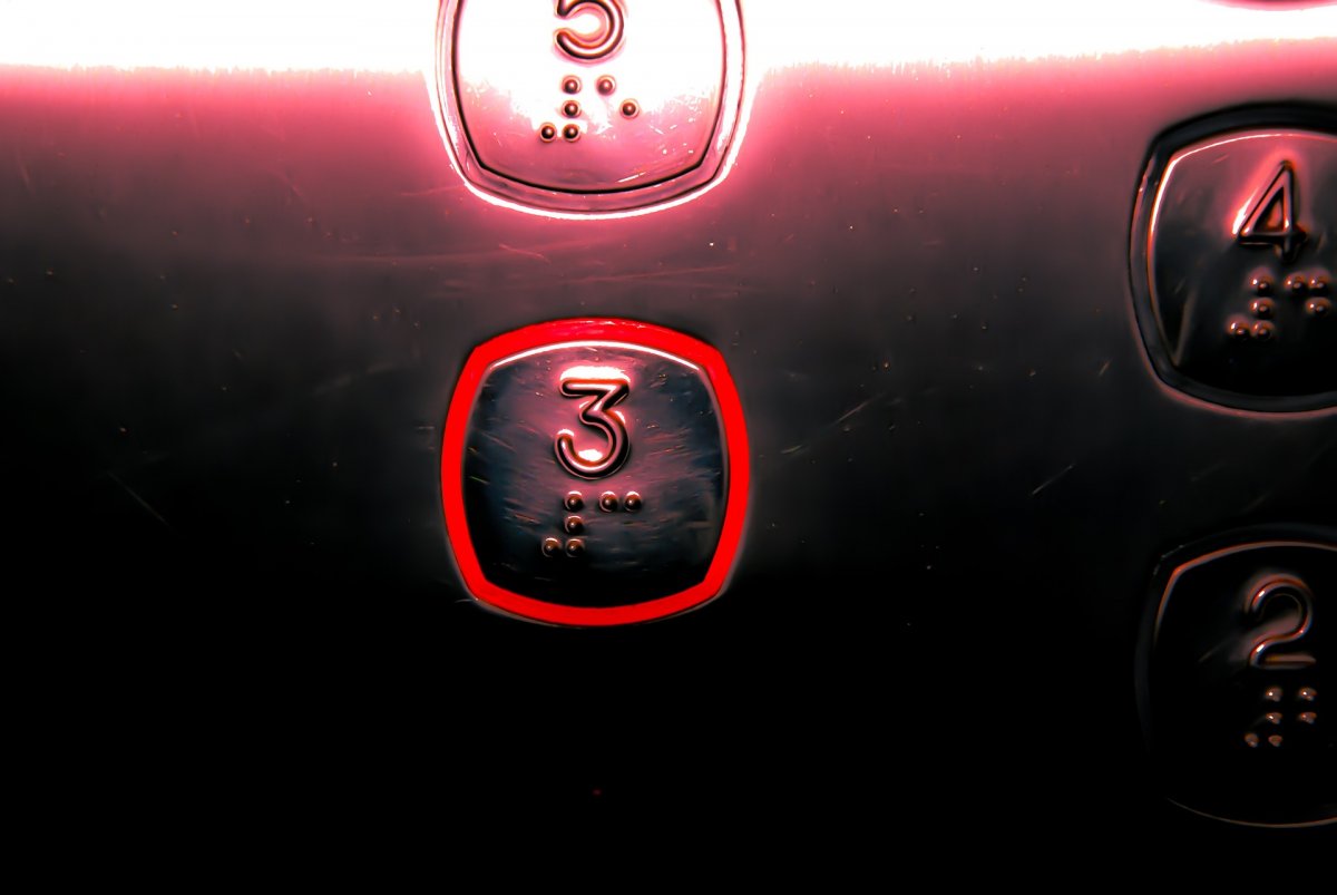 Мужчина разгромил лифты в ЖК Астаны (ВИДЕО)