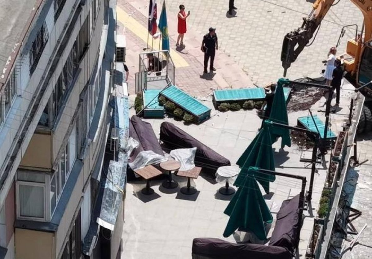 Крупнейшую пристройку сносят в центре Алматы