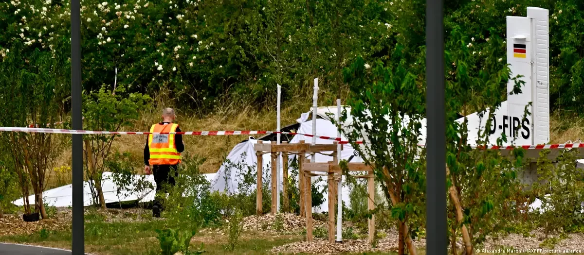 При крушении самолета во Франции погибли 11 человек