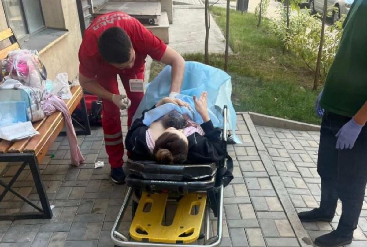 Алматинка родила во дворе из-за забитого автомобилями проезда