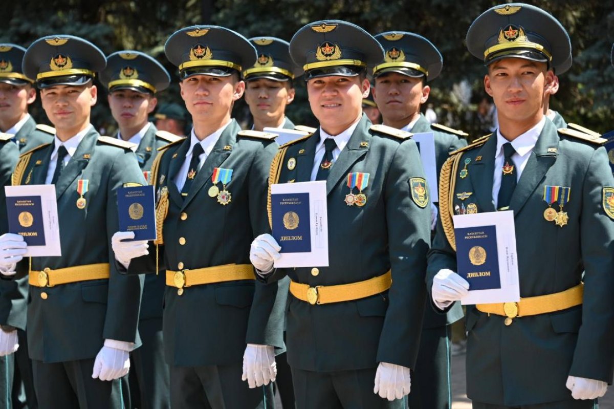 Более 160 молодых офицеров пополнили ряды Вооруженных сил Казахстана в Алматы