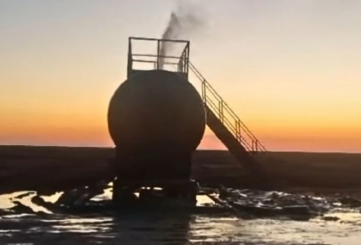 Выброс газа из заброшенной скважины произошел в Мангистау (ВИДЕО)