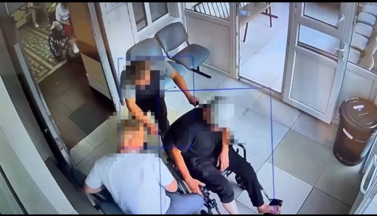 Пациент и его друг украли инвалидную коляску из больницы Астаны