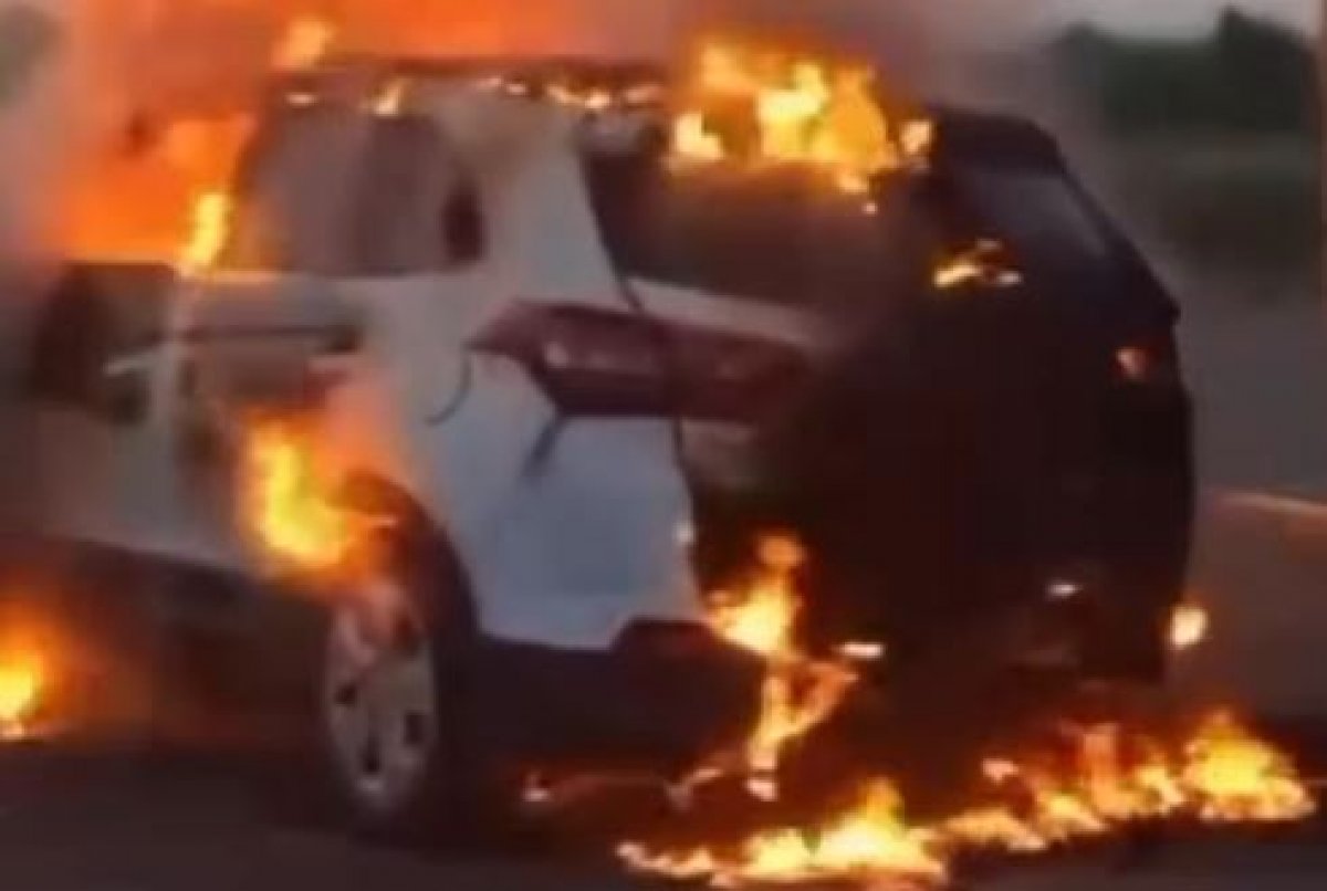 Автомобиль загорелся после езды на двух пробитых колесах в Усть-Каменогорске